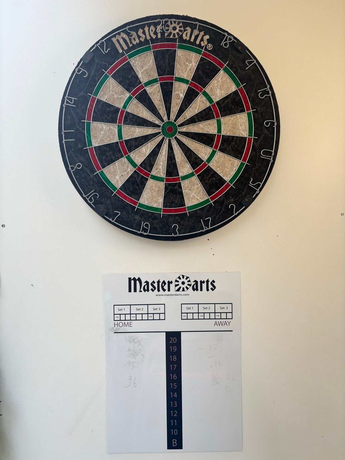 Master Darts dartbord met 6 pijlen en scorebord, Sport en Fitness, Darts, Ophalen, Gebruikt, Dartbord met pijlen