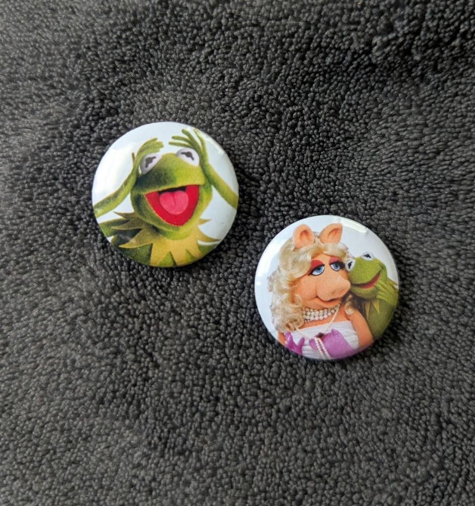 Muppets Buttons/Pins - Kermit de Kikker en Miss Piggy, Verzamelen, Speldjes, Pins en Buttons, Ophalen of Verzenden, Nieuw, Figuurtje