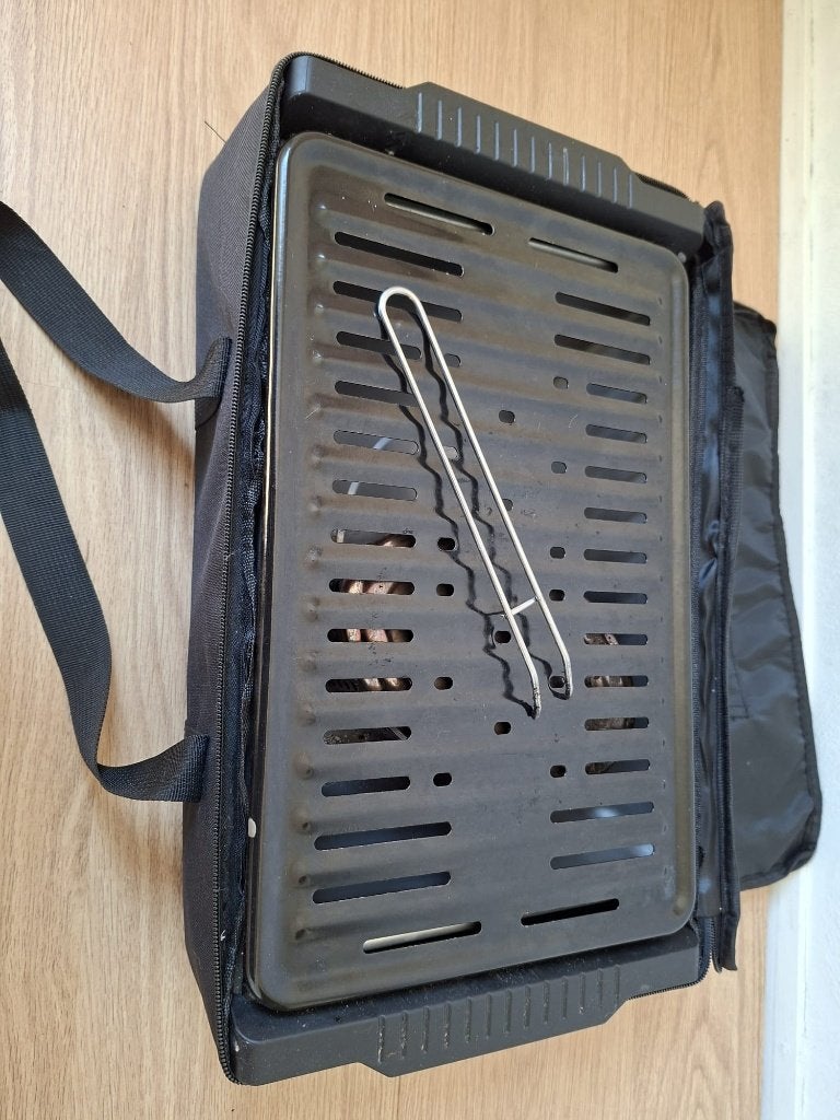 Grillmeister tafel-BBQ met actieve ventilator en draagtas, Tuin en Terras, Houtskoolbarbecues, Ophalen, Gebruikt, Met accessoires