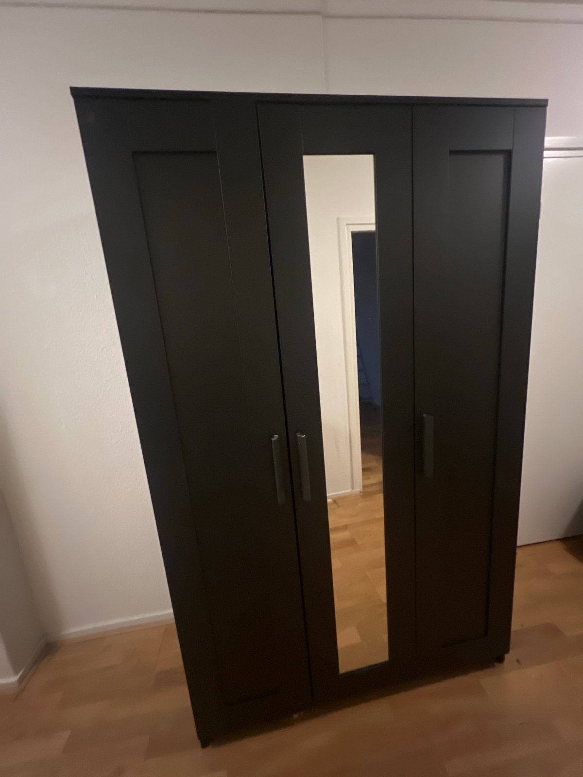 IKEA BRIMNES Kledingkast Zwart met Spiegeldeur, Ophalen, Overige materialen, 100 tot 150 cm, Zo goed als nieuw