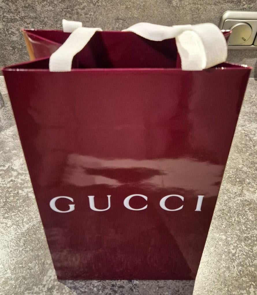 Kartonnen tasje van Gucci, Sieraden, Tassen en Uiterlijk, Tassen | Damestassen, Verzenden, Nieuw, Rood, Overige typen