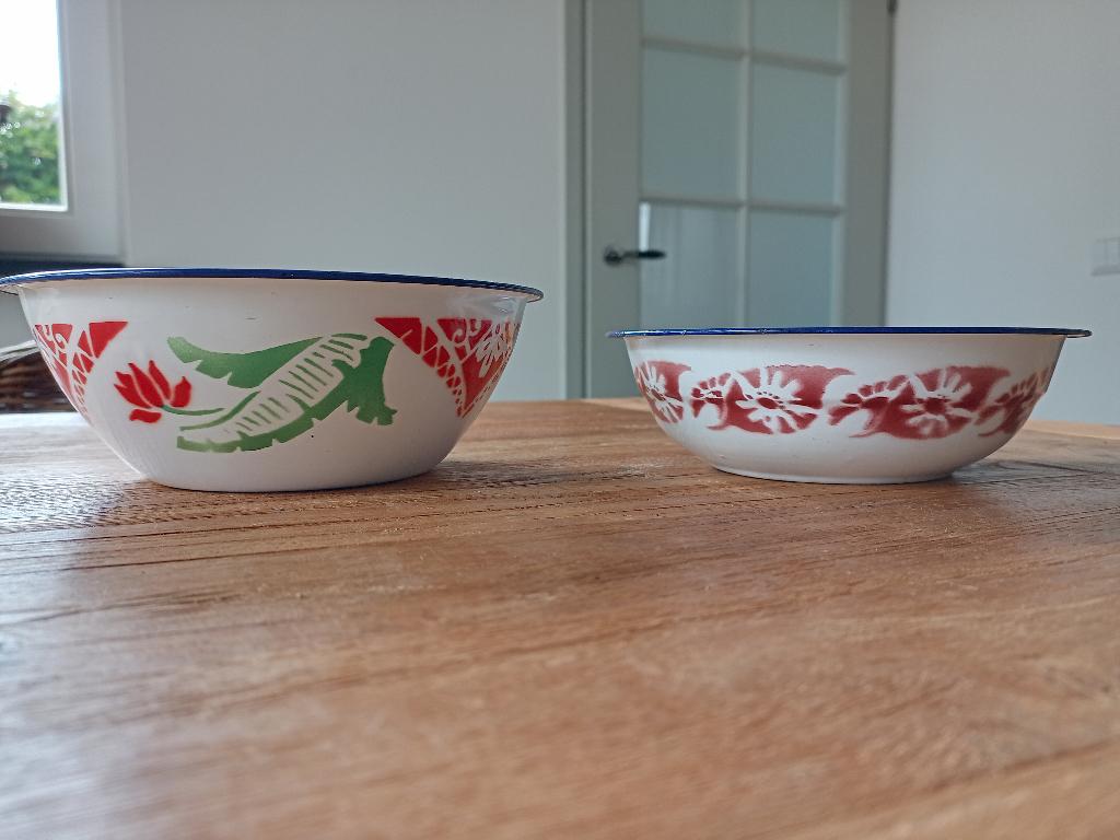 2x emaille schaaltje wit/creme met bloem, Ophalen of Verzenden