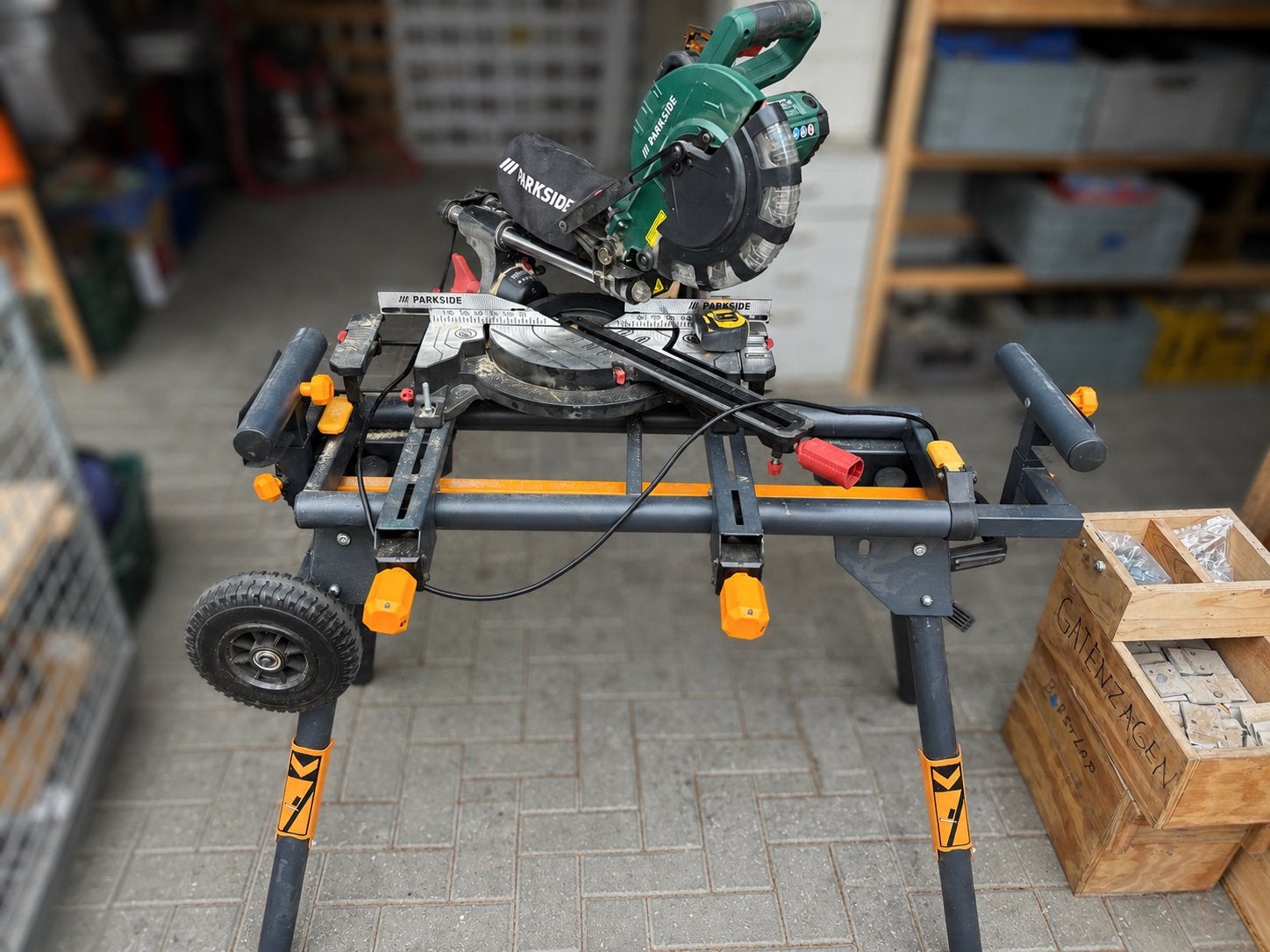 Parkside afkortzaag met laser op Toughbuilt onderstel, Ophalen, Gebruikt, Afkortzaag, 70 mm of meer