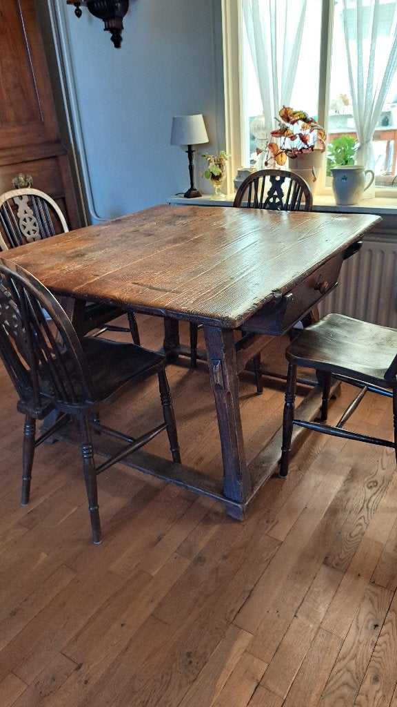 Antieke tafel met 4 stoelen Engelse windsor wheelchairs, Ophalen