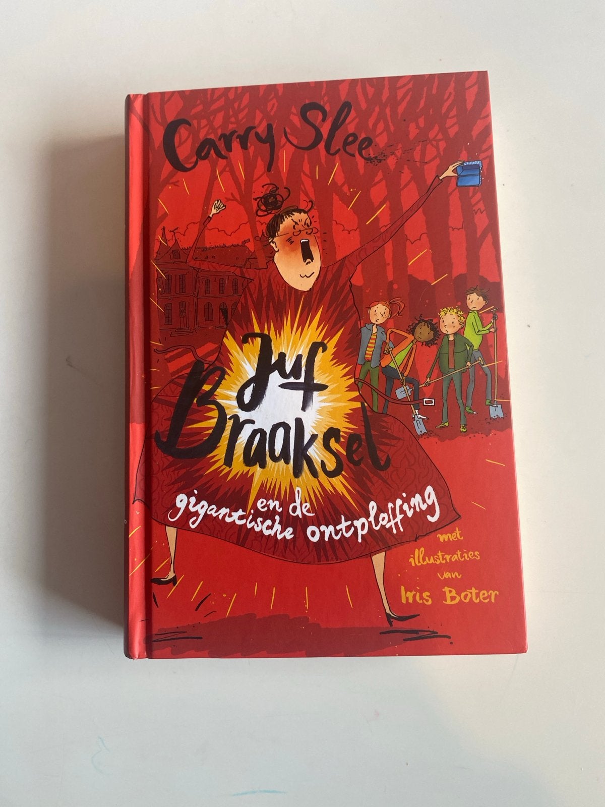 Juf Braaksel en de gigantische ontploffing - Carry Slee, Boeken, Ophalen of Verzenden, Zo goed als nieuw, Fictie