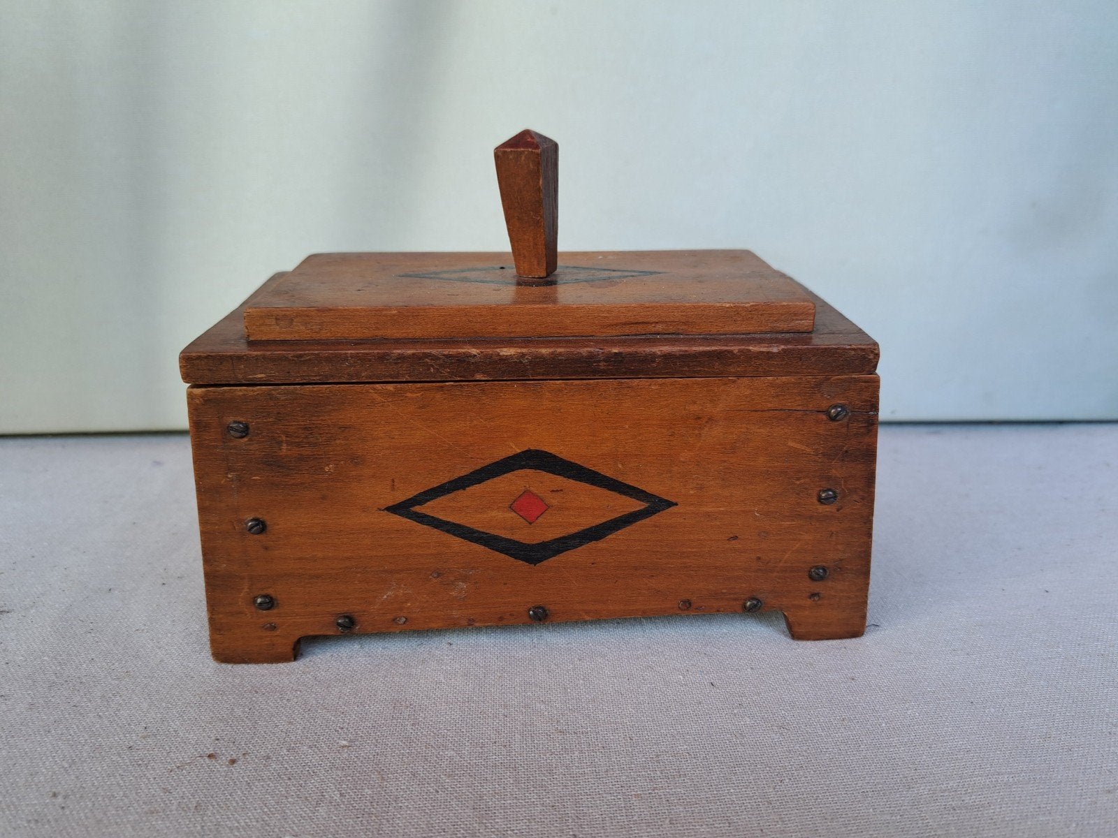 Vintage houten doos met geometrische decoratie
Beschrijving:, Ophalen of Verzenden