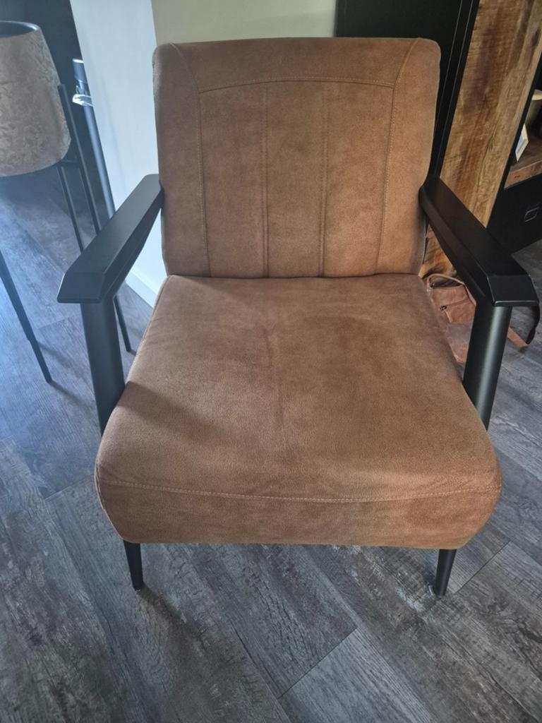 Comfortabele bruine fauteuil met zwarte armleuningen, Ophalen, Modern, Comfortabel, Bruin, Zo goed als nieuw