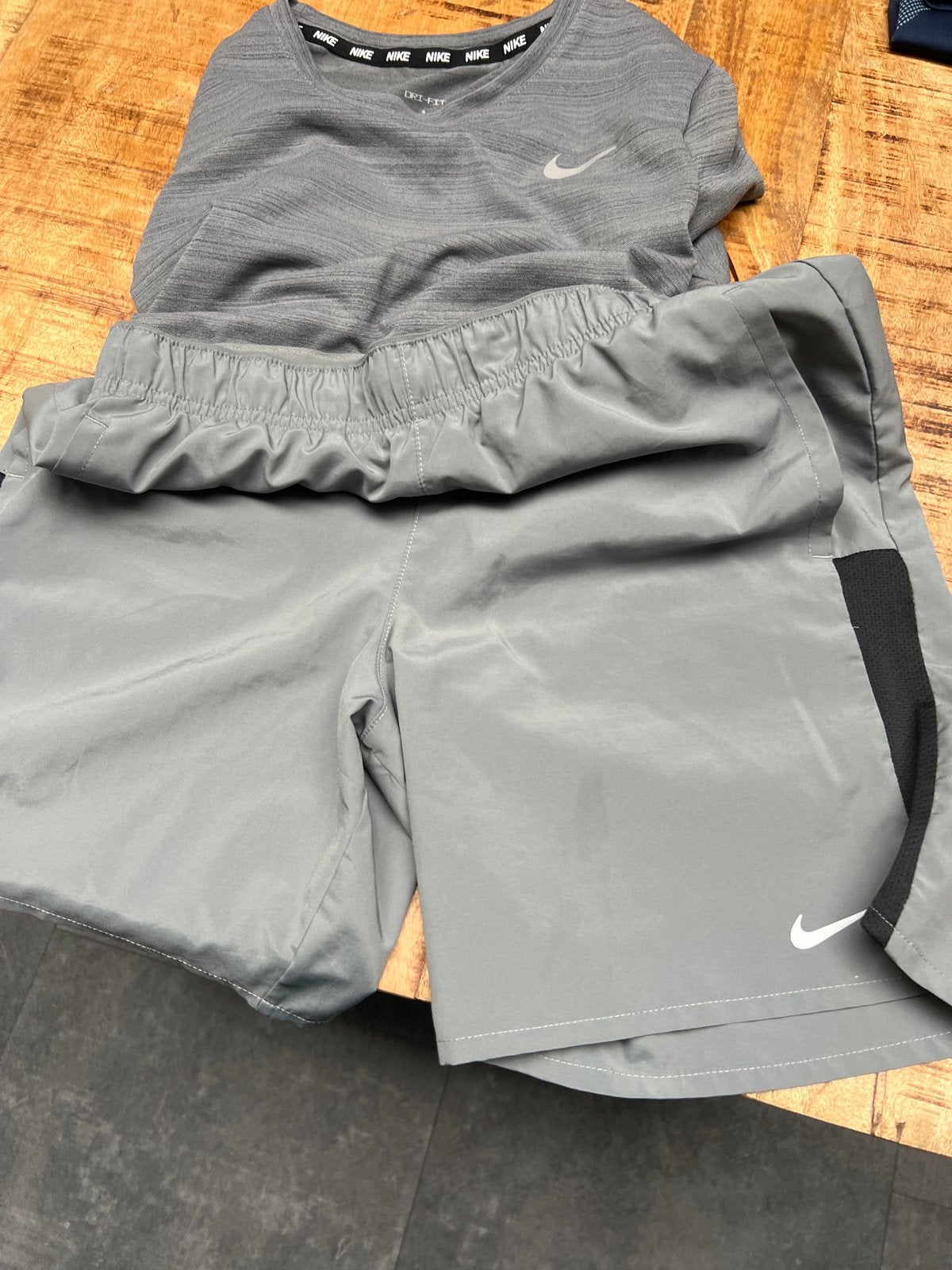 Nike trainingsset - shirt en korte broek, Kinderen en Baby's, Ophalen, Zo goed als nieuw