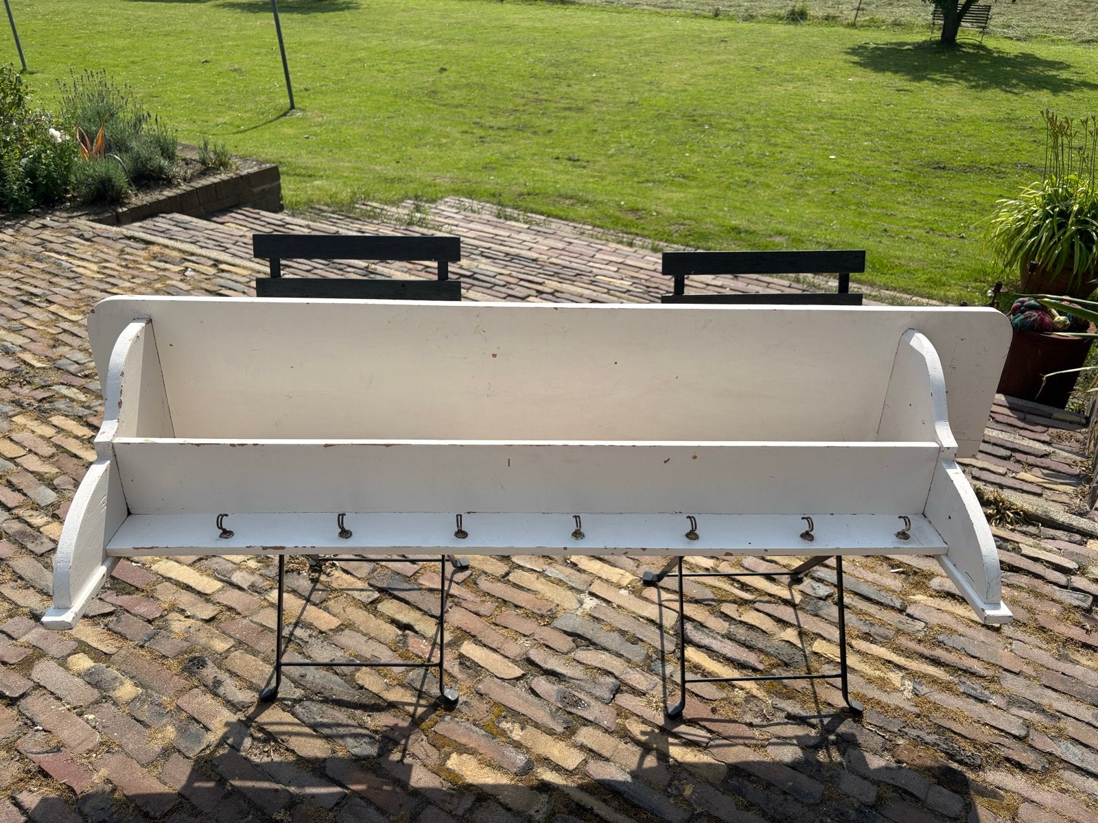 Witte brocante/ vintage rek met plank en haken - opknapper, Huis en Inrichting, Woonaccessoires | Kapstokken, Gebruikt, Wandkapstok