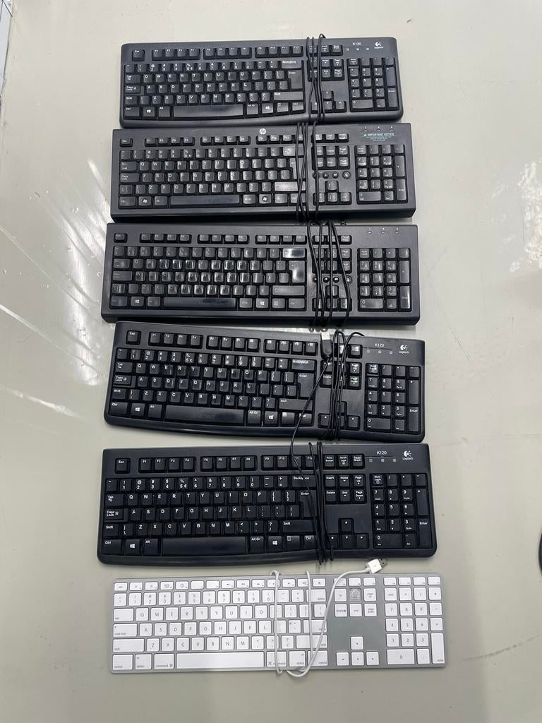 Diverse bedrade QWERTY toetsenborden (Logitech, HP, Apple), Computers en Software, Ophalen of Verzenden, Qwerty, Gebruikt, Bedraad