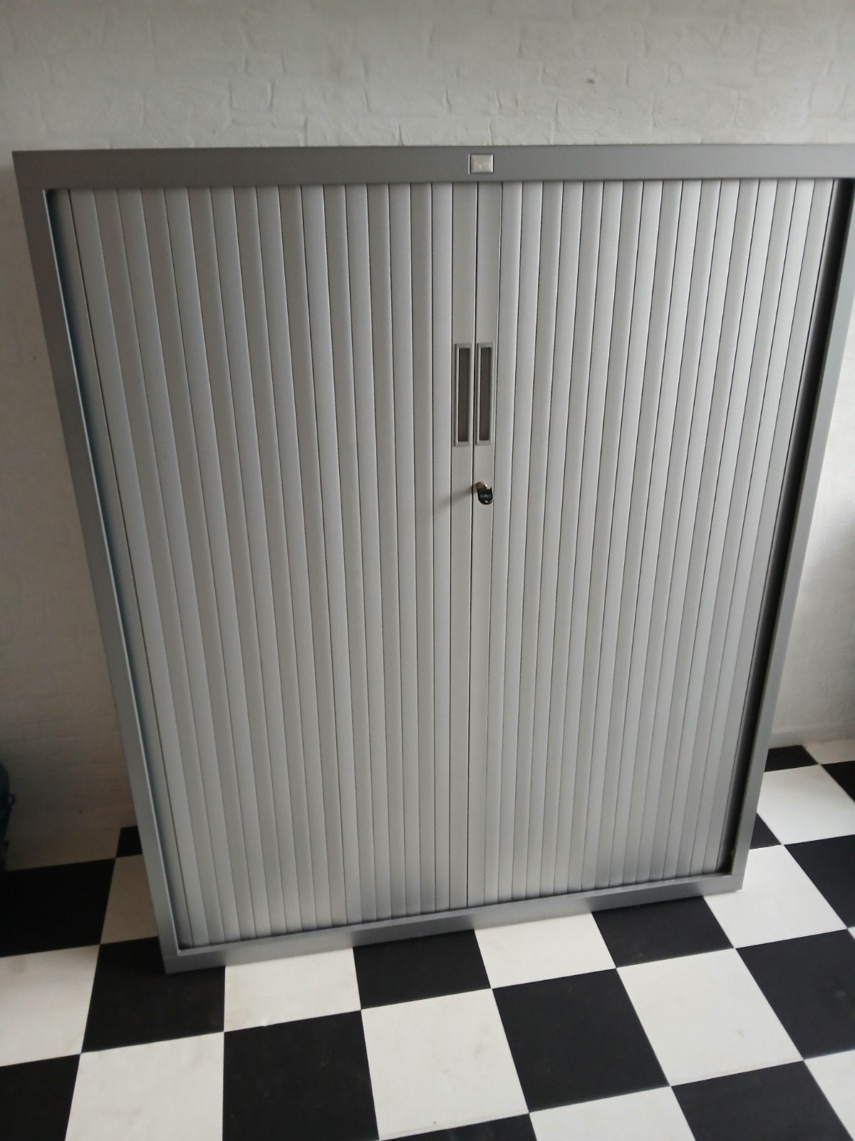 Metalen roldeurkast met slot - Grijs archiefkast, Huis en Inrichting, Kasten | Roldeurkasten en Archiefkasten, Ophalen of Verzenden