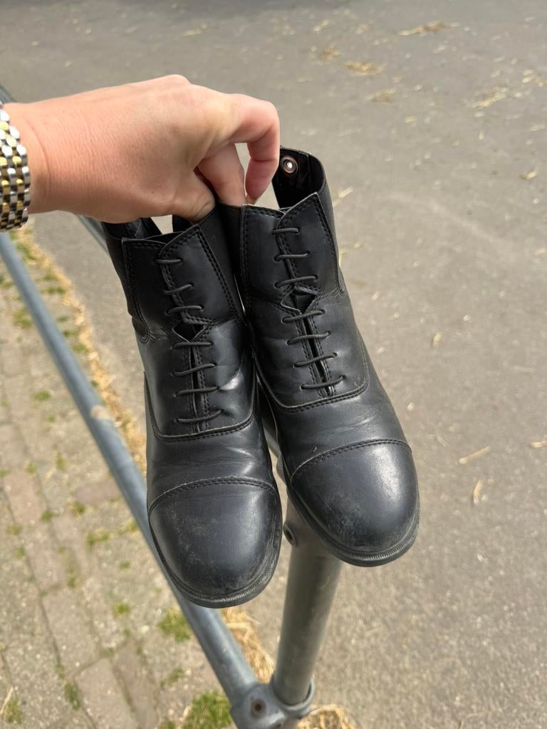 Leren stalschoenen, Dieren en Toebehoren, Paardrijkleding, Ophalen of Verzenden, Zo goed als nieuw, Dressuur, Schoeisel