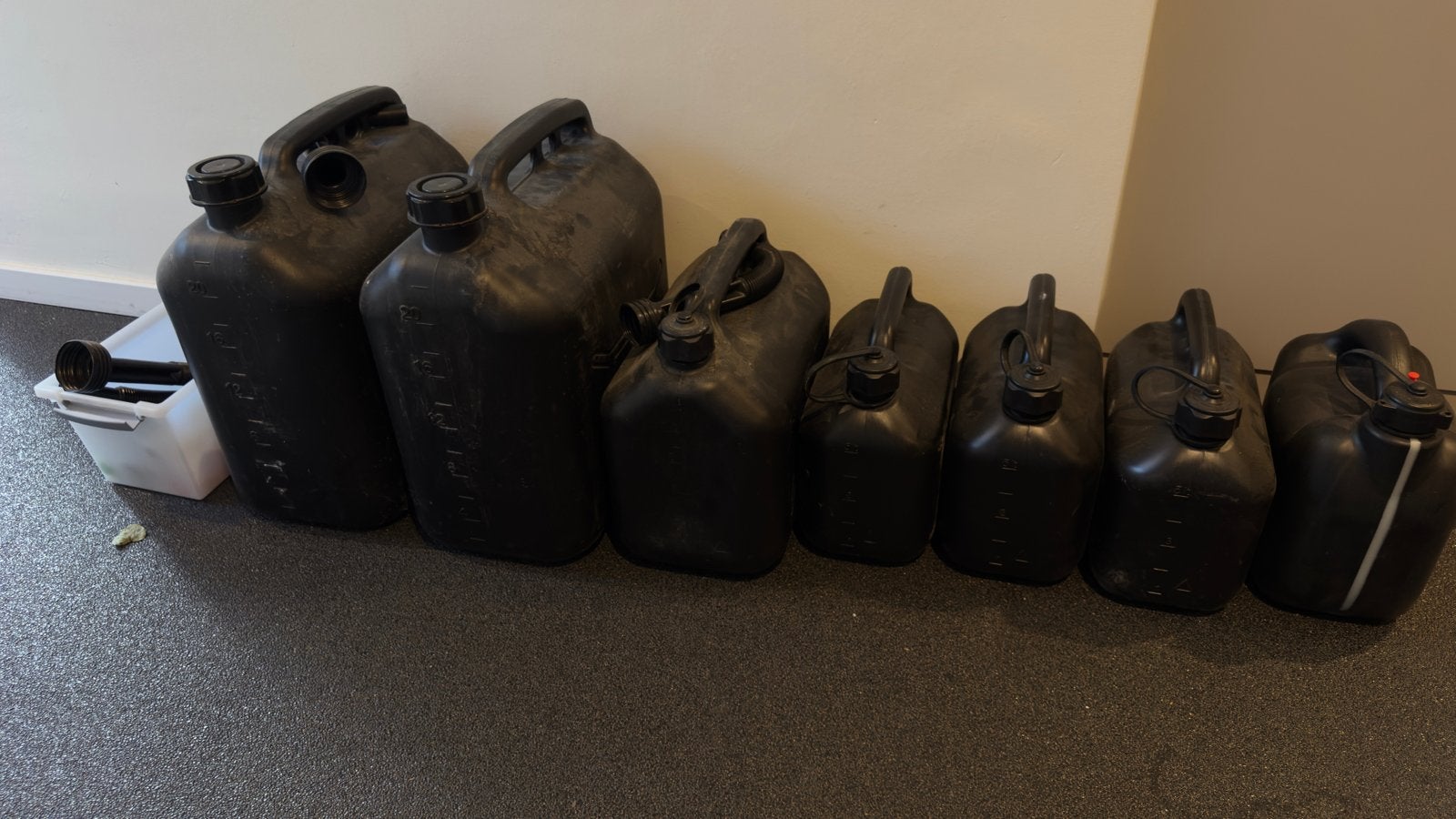 Set van 7 zwarte jerrycans - diverse maten, Ophalen of Verzenden