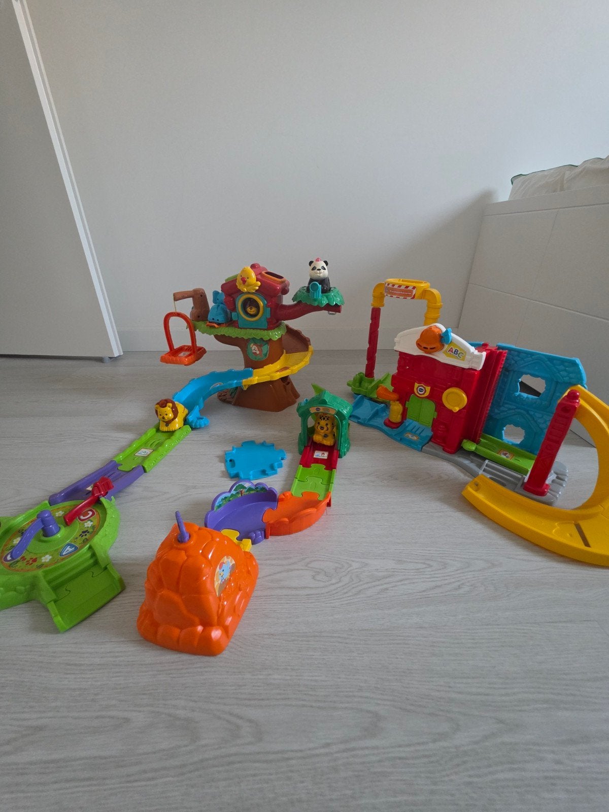 VTech Avonturenbos, Boomhut & Brandweerkazerne met dieren, Ophalen, Zo goed als nieuw, Overige typen, Met licht