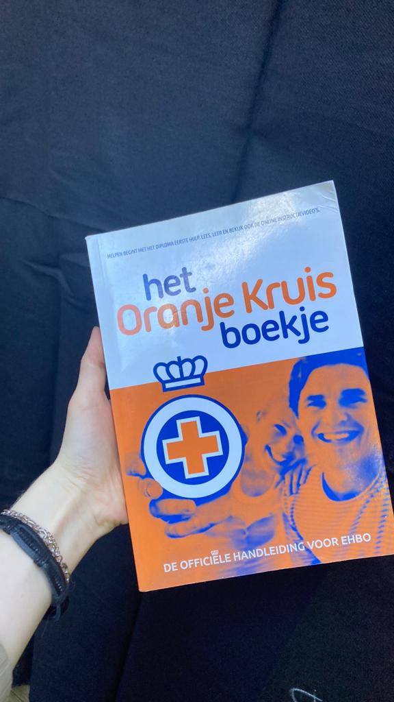 het oranje kruis boekje ehbo 27e druk, Ophalen of Verzenden, Zo goed als nieuw