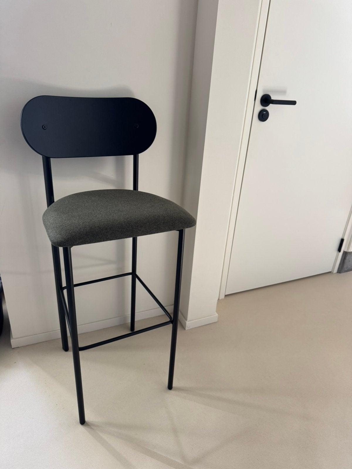 Studio Henk Oblique barkruk, 1 kruk, Ophalen, Zo goed als nieuw, 60 tot 90 cm