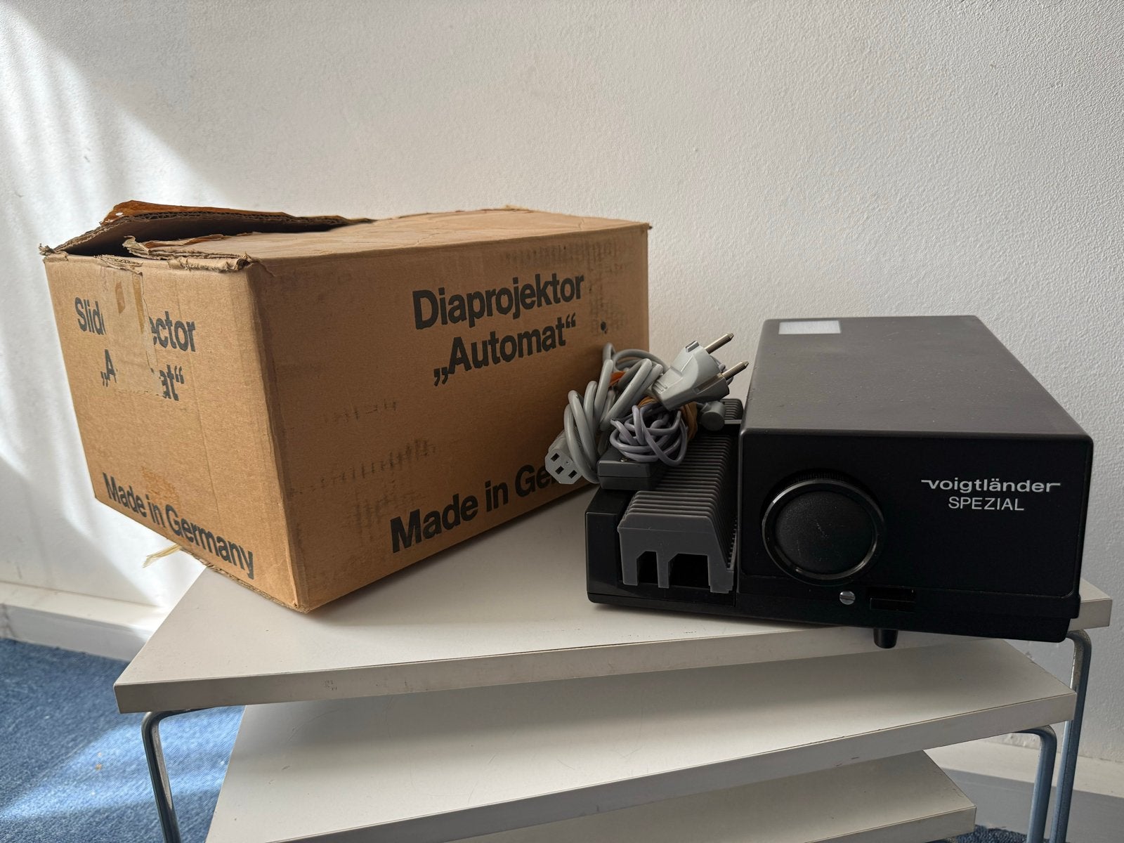 Dia projector met bijhorende tafel, z.g.a.n., Ophalen, Zo goed als nieuw
