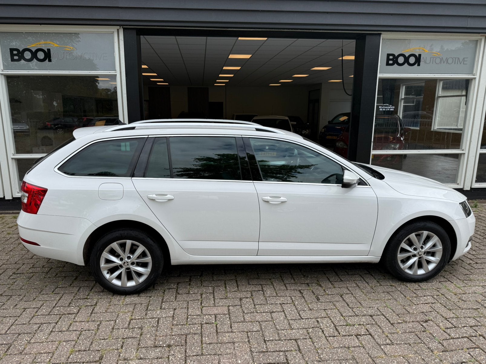 Skoda Octavia 1.4 TSI 110KW Combi Navi trekhaak clima, Voorwielaandrijving, Zwart, 4 cilinders, Leder en Stof