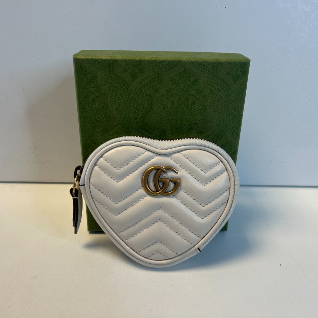 Gucci GG Marmont heart-shaped Coin Purse Wit | Portemonnee, Gucci, Nieuw, Support@gucci.com, 30 Avenue Montaigne
75008 Paris