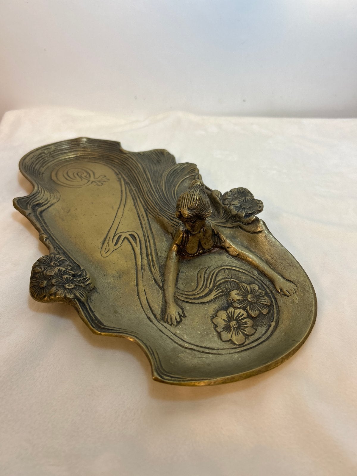 Art Nouveau koperen schaal met Vrouwenfiguur en Bloemen, Ophalen of Verzenden