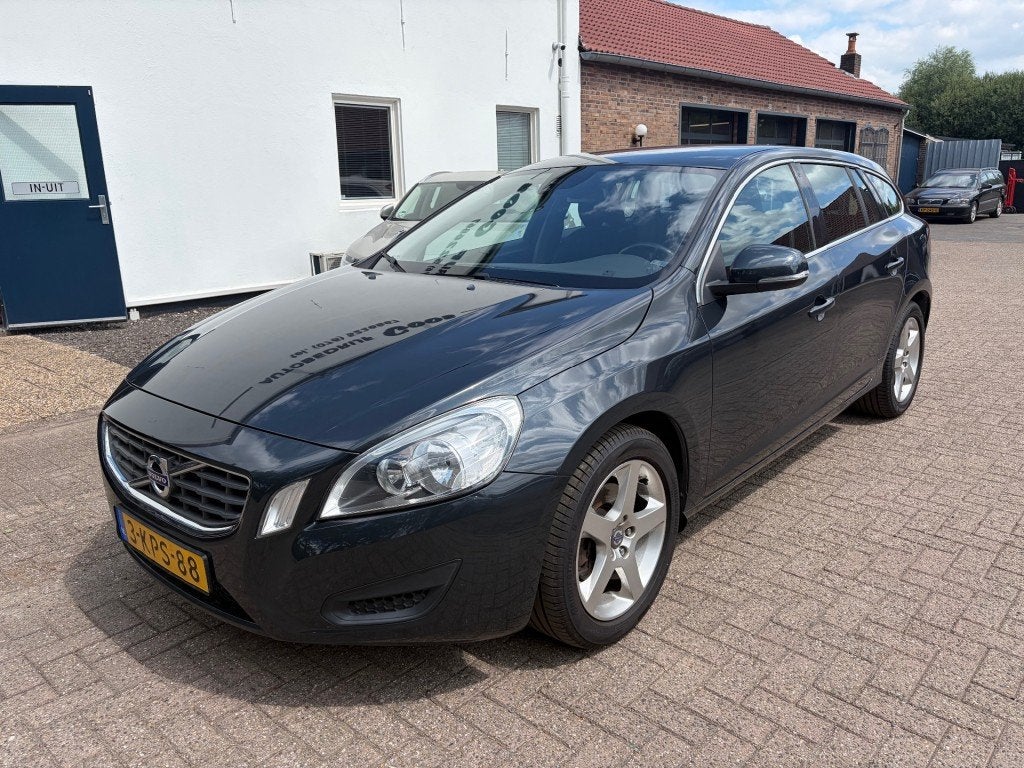 Volvo V60 T3 Kinetic Nw. Automaat Trekhaak, Auto's, Gebruikt, 4 cilinders, 150 pk, 1451 kg