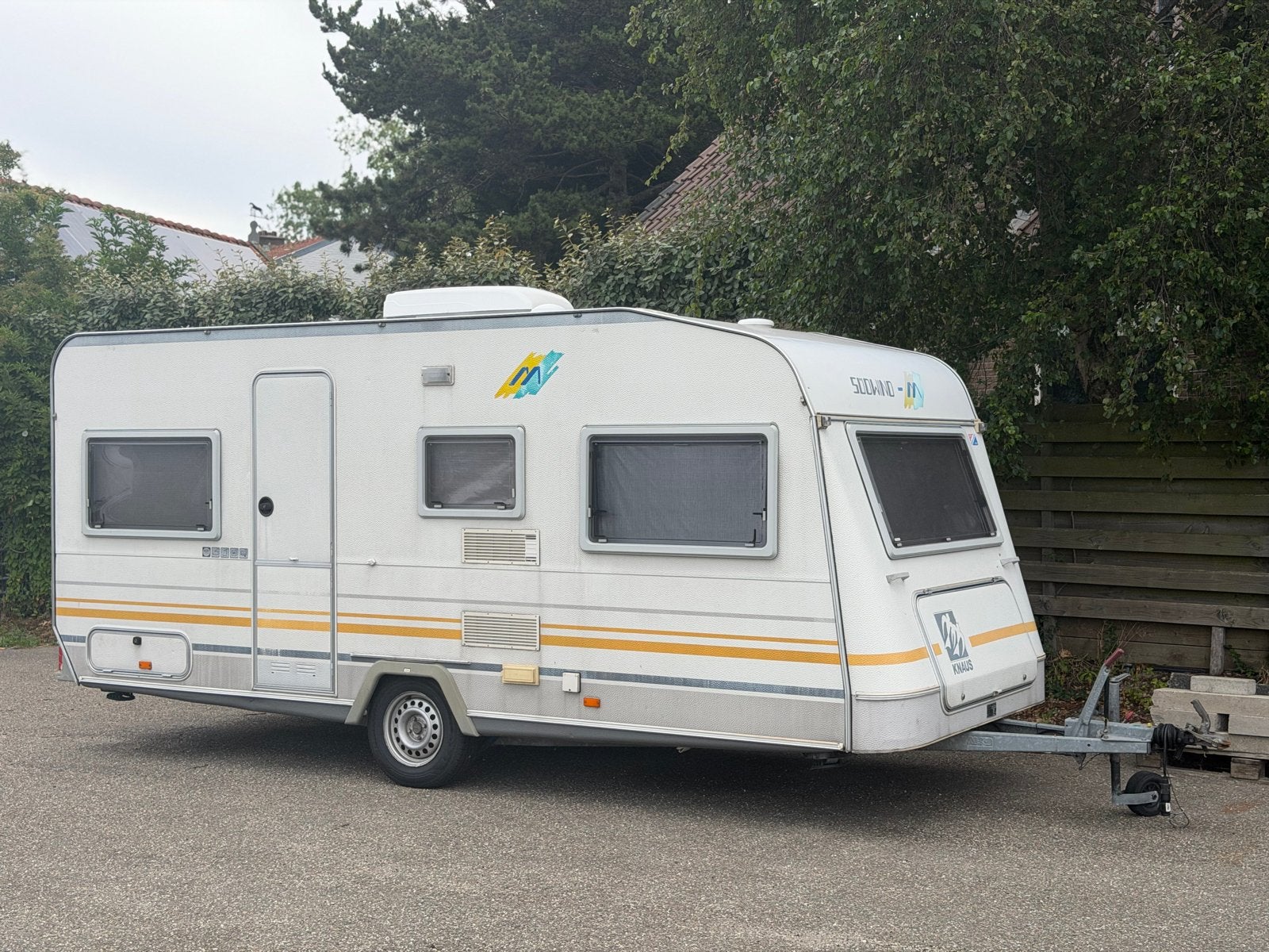 Knaus Sudwind 495 - Ruime en complete caravan uit 1995, Rondzit, Omvormbare zithoek, Particulier, 5 tot 6 meter