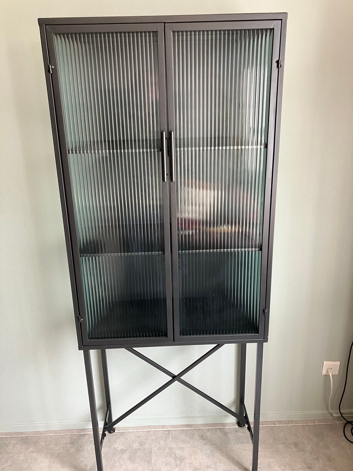 Gepoedercoate metalen vitrinekast met geribbeld glas, Huis en Inrichting, Kasten | Vitrinekasten, Ophalen, 50 tot 100 cm, Zo goed als nieuw