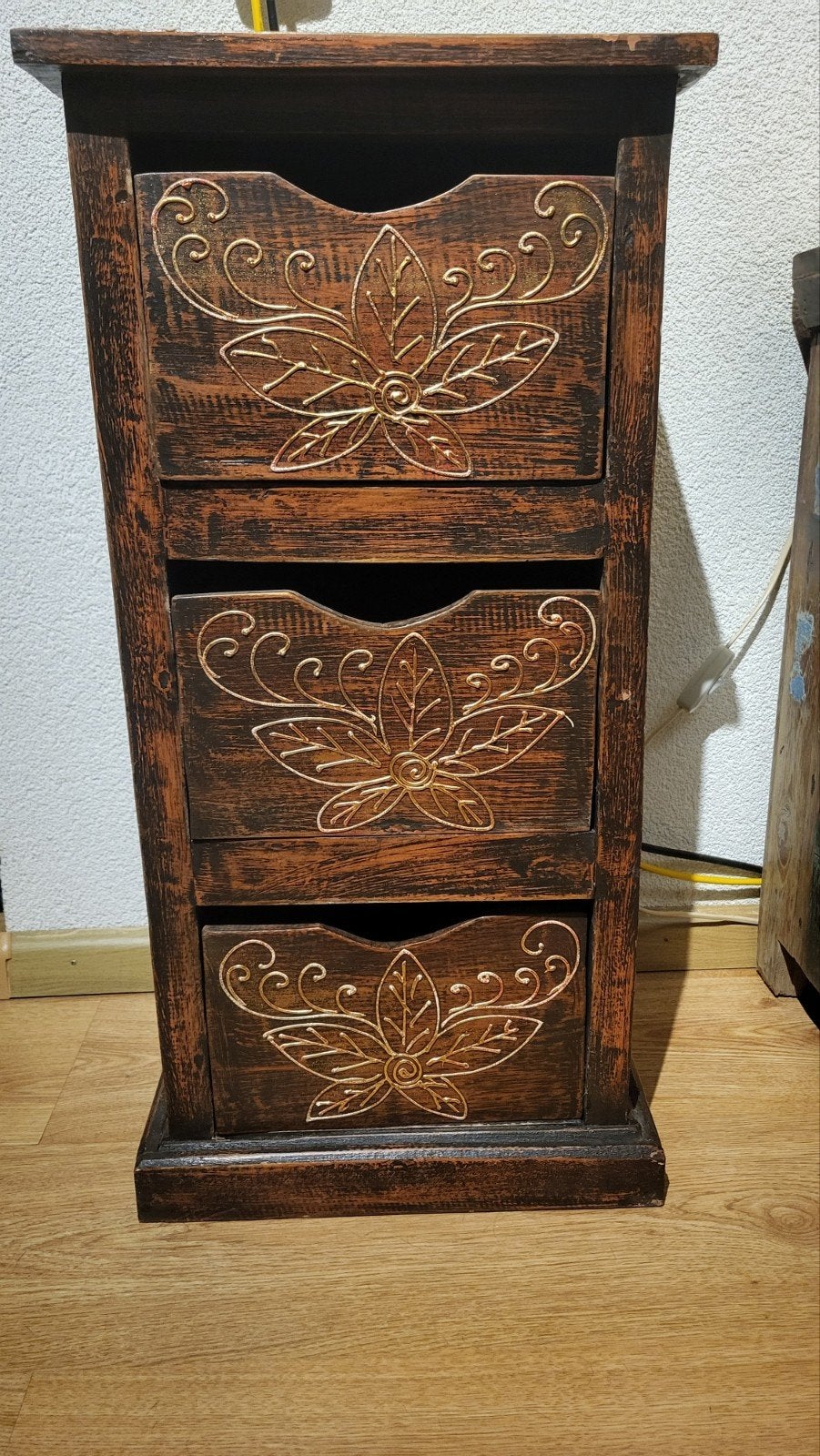 Uniek houten kastje met 3 lades en bloemmotief, Ophalen, Minder dan 50 cm, Zo goed als nieuw, 3 of 4 laden