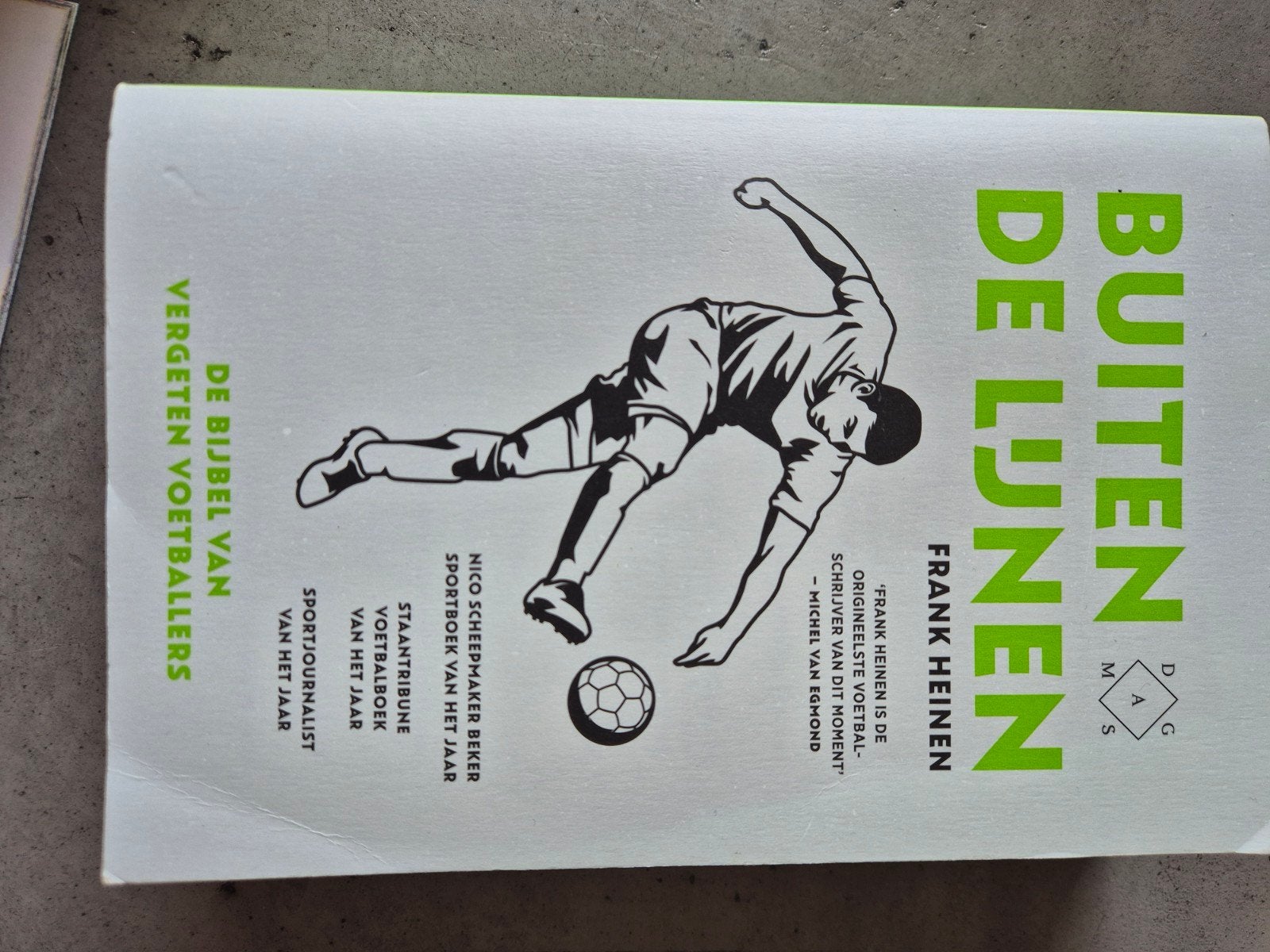 Buiten de Lijnen - De Bijbel van Vergeten Voetballers, Boeken, Ophalen of Verzenden, Gelezen, Frank Heinen, Balsport