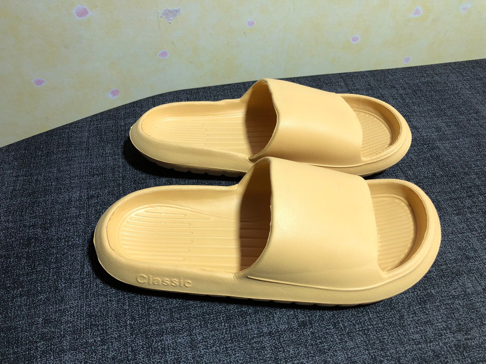 Nieuwe slippers geel maat 40/41, Slippers, Geel, Nieuw, Ophalen of Verzenden