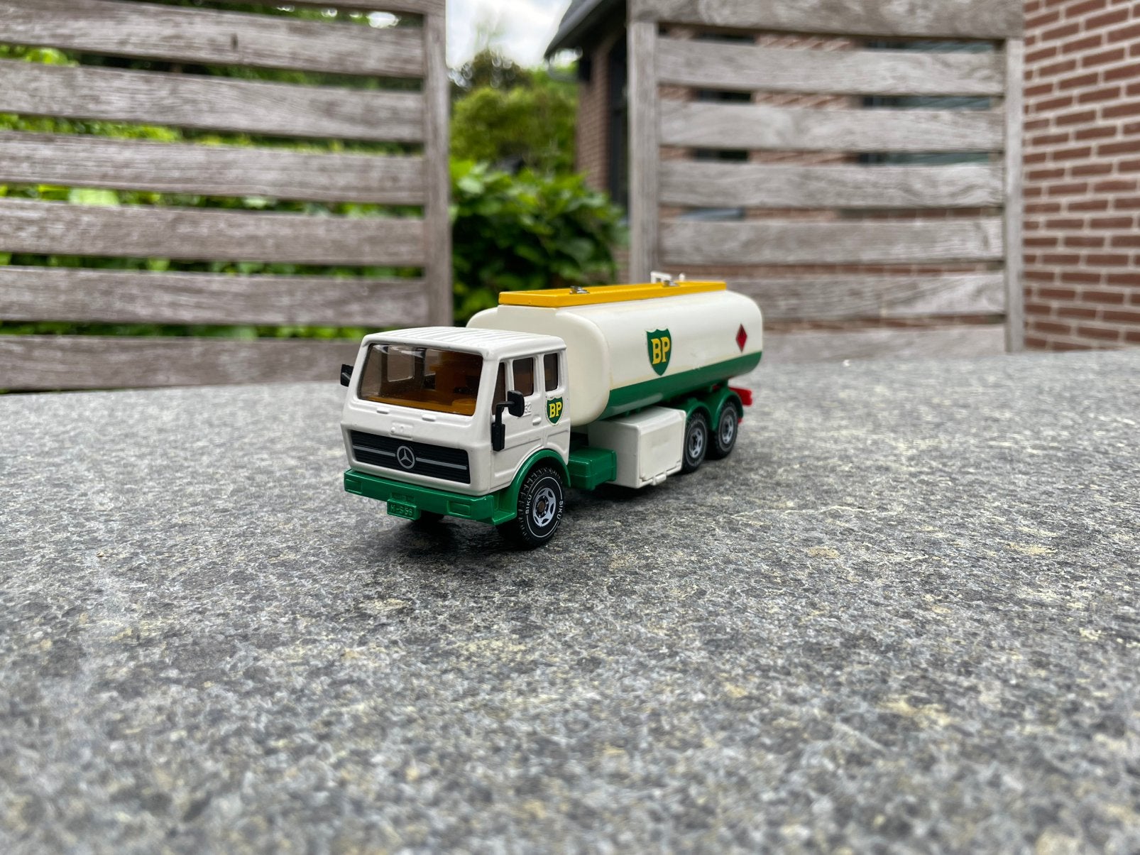 Siku 2524 - Mercedes 2232 tankwagen BP, Ophalen of Verzenden, Nieuw, Bus of Vrachtwagen, SIKU