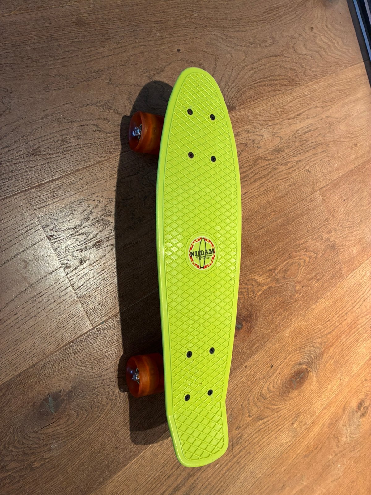 Nijdam 22-inch Flipgrip Retro Skateboard met LED-verlichting, Sport en Fitness, Ophalen, Zo goed als nieuw