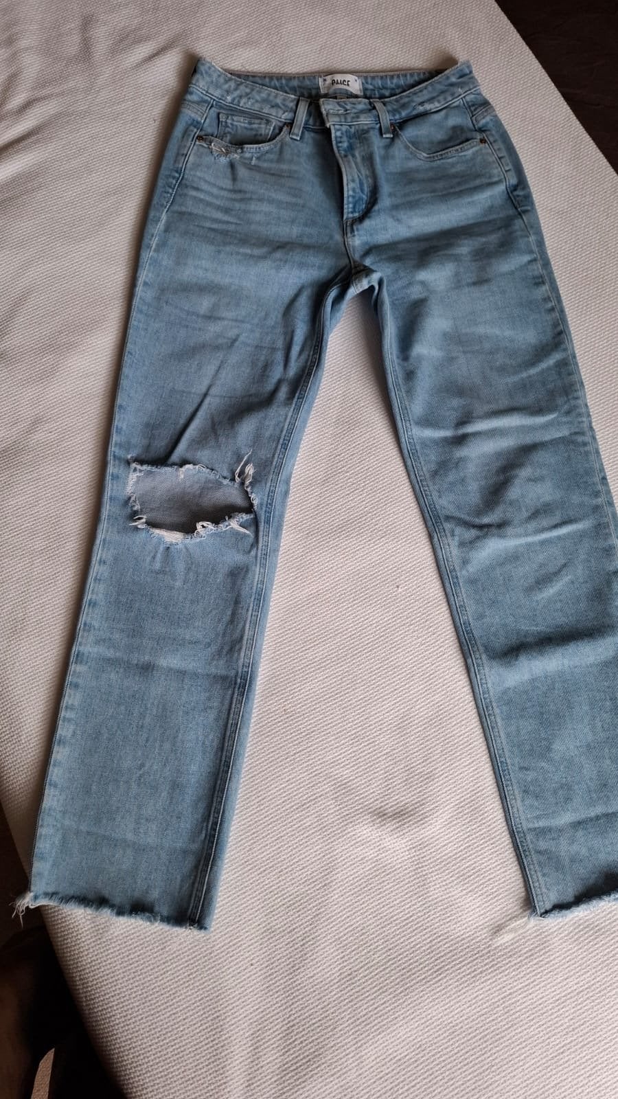 PAIGE lichtblauwe rechte jeans met gat op de knie, maat 27, Verzenden, Zo goed als nieuw, Blauw, W27 (confectie 34) of kleiner