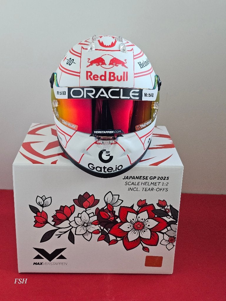 Helm 1:2 M. Verstappen # 1, Win GP Japan 2025. <GLOEDNIEUW>, Verzamelen, Ophalen of Verzenden, Nieuw, Formule 1