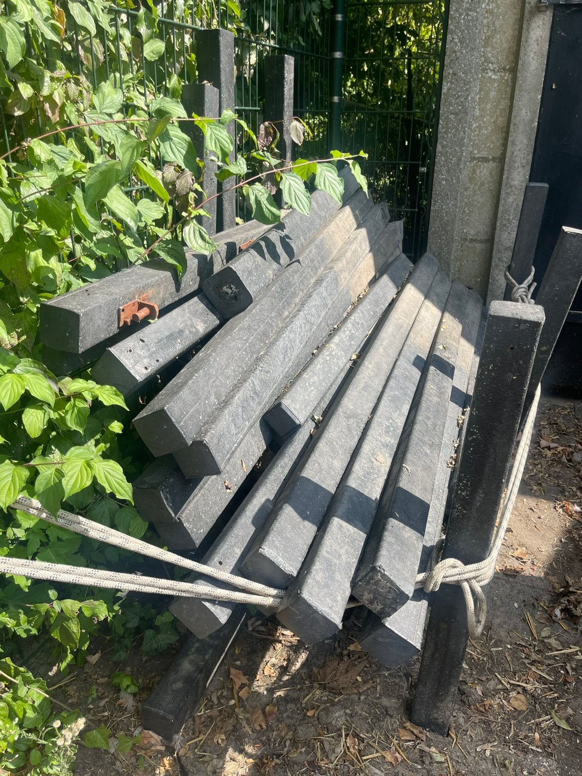 Kuntstof palen 200cm en 150cm, Ophalen, Gebruikt