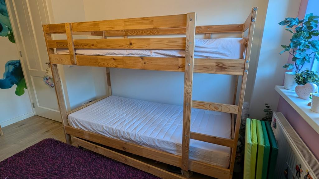 Grenen stapelbed in prima conditie, Ophalen, 90 cm, Eenpersoons, 160 tot 180 cm