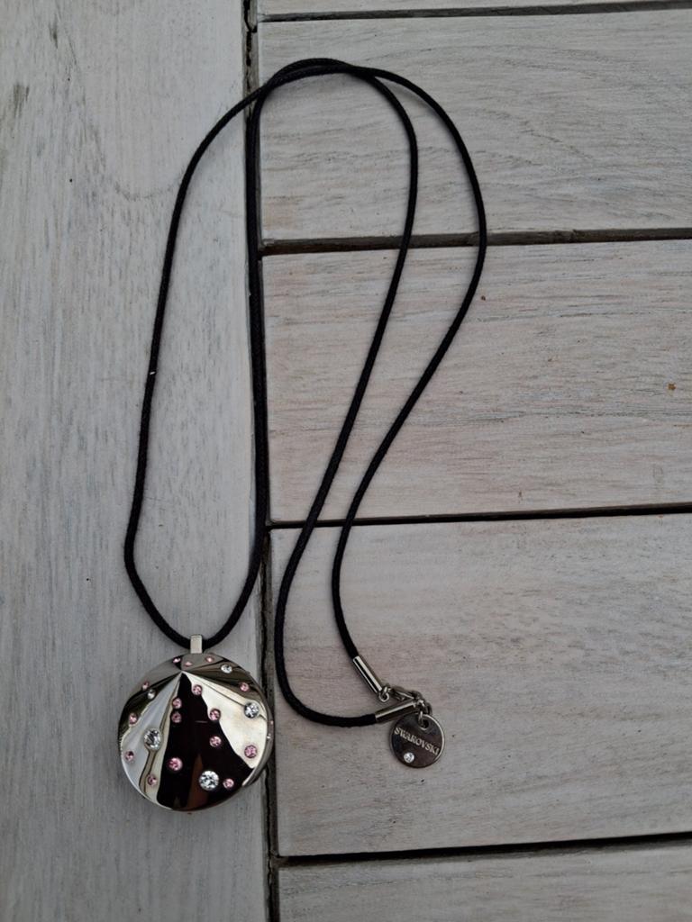 Swarovski ketting met ronde hanger en roze/witte kristallen, Ophalen of Verzenden, Zo goed als nieuw, Sieraad of Horloge