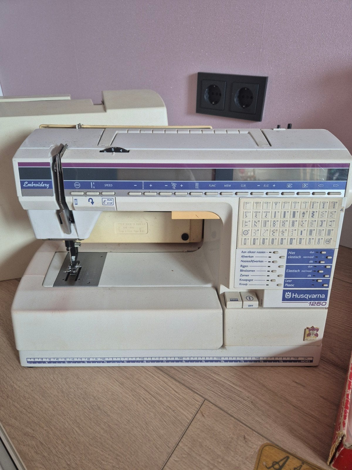 Husqvarna Orchidea Embroidery 1250 Naai/Borduurmachine, Hobby en Vrije tijd, Naaimachines en Toebehoren, Ophalen, Gebruikt, Naaimachine