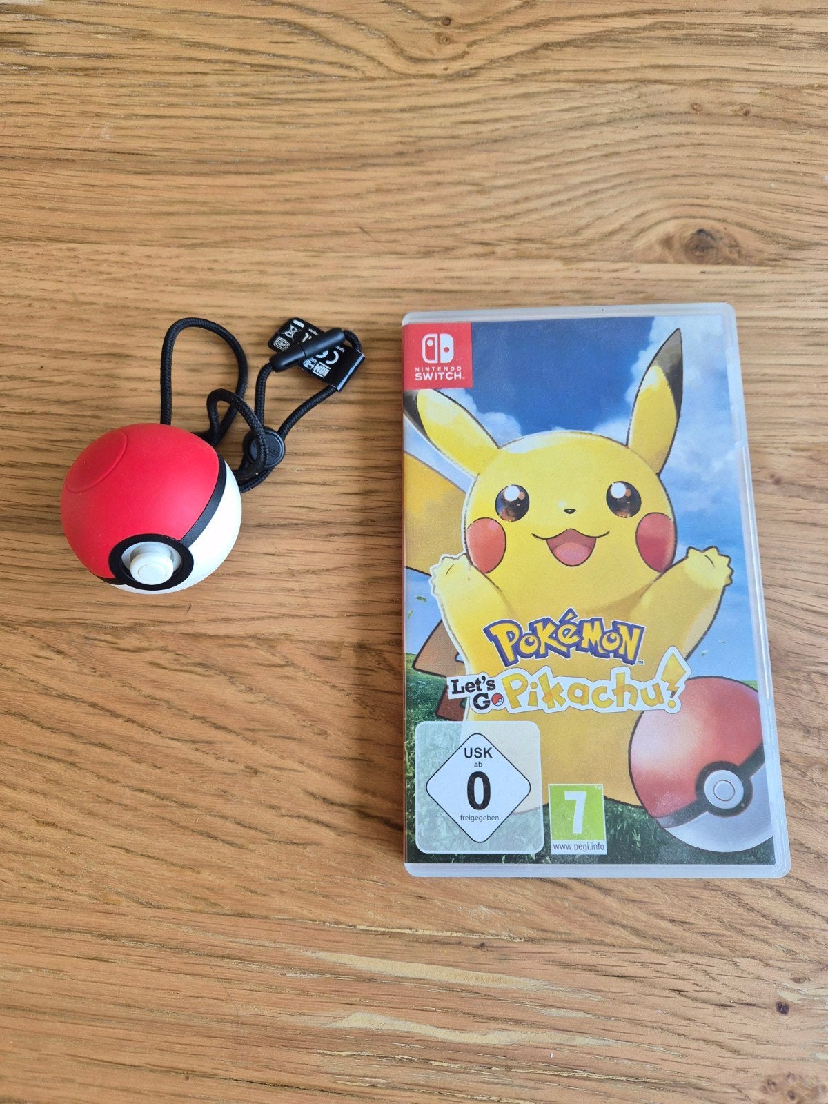 Pokémon Let's Go Pikachu! Nintendo Switch met Poké Ball Plus, Spelcomputers en Games, 1 speler, Ophalen of Verzenden, Zo goed als nieuw
