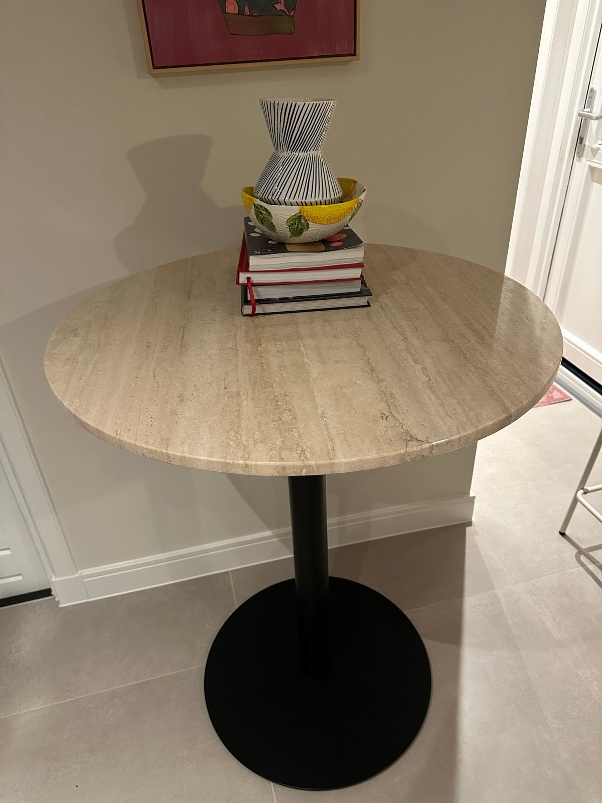 Ronde bartafel met travertin marmeren blad en stalen onderst, Ophalen, Rond, Tot twee personen, 50 tot 100 cm