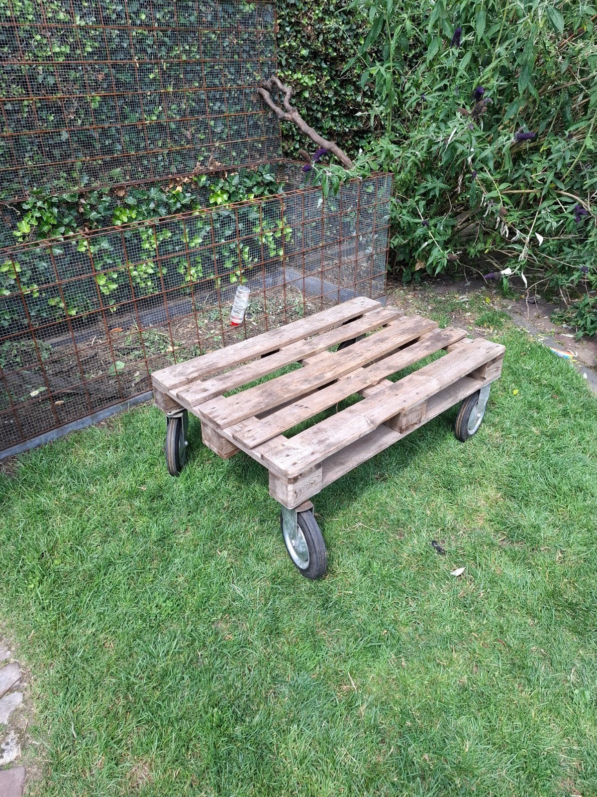 Houten pallet op wielen - handig voor tuin of klussen, Ophalen, Gebruikt