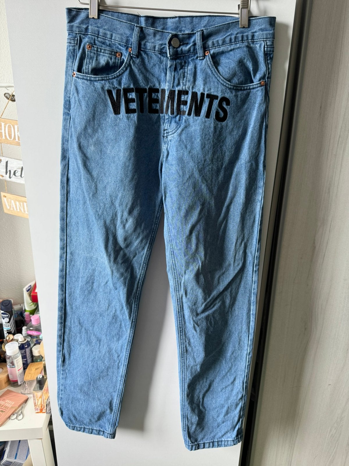Vetements logo jeans. Size S, Verzenden, Zo goed als nieuw, Blauw, W33 - W34 (confectie 48/50)