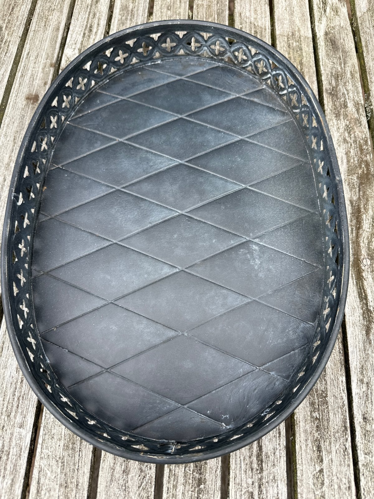 Ovaal zwart metalen dienblad met ruitpatroon, Huis en Inrichting, Woonaccessoires | Dienbladen, Gebruikt, Decoratieve rand, Ophalen of Verzenden