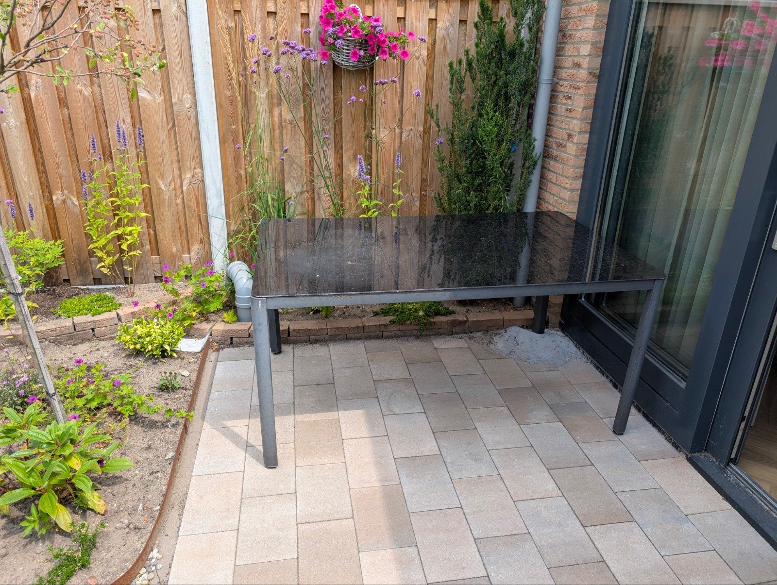 Gratis af te halen: Tuin-/eettafel met glazen blad, Tuin en Terras, Tuintafels, Ophalen, Gebruikt, Rechthoekig, Aluminium