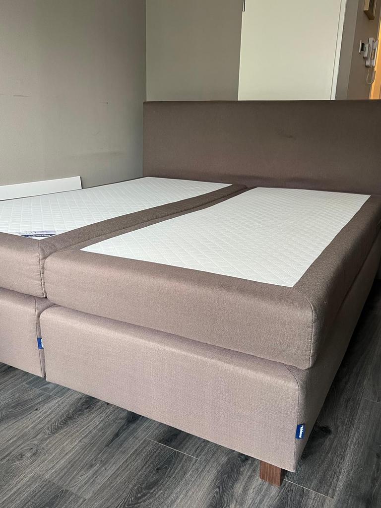 Groot tweepersoonsbed 200x220 - Lichte vlek hoofdbord, Huis en Inrichting, Slaapkamer | Bedden, Ophalen, Bruin, Tweepersoons, Zo goed als nieuw