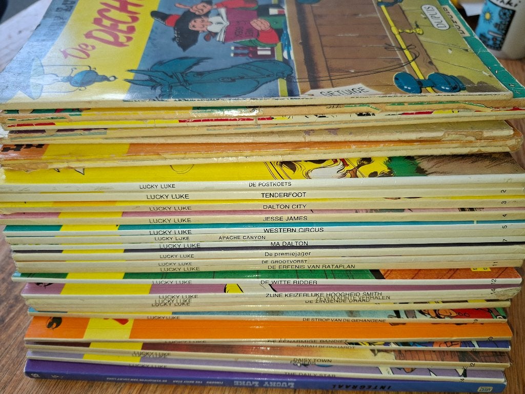 Grote stapel verzameling Lucky Luke Morris ook los te koop, Boeken, Stripboeken, Gelezen, Ophalen of Verzenden, Morris, Meerdere stripboeken