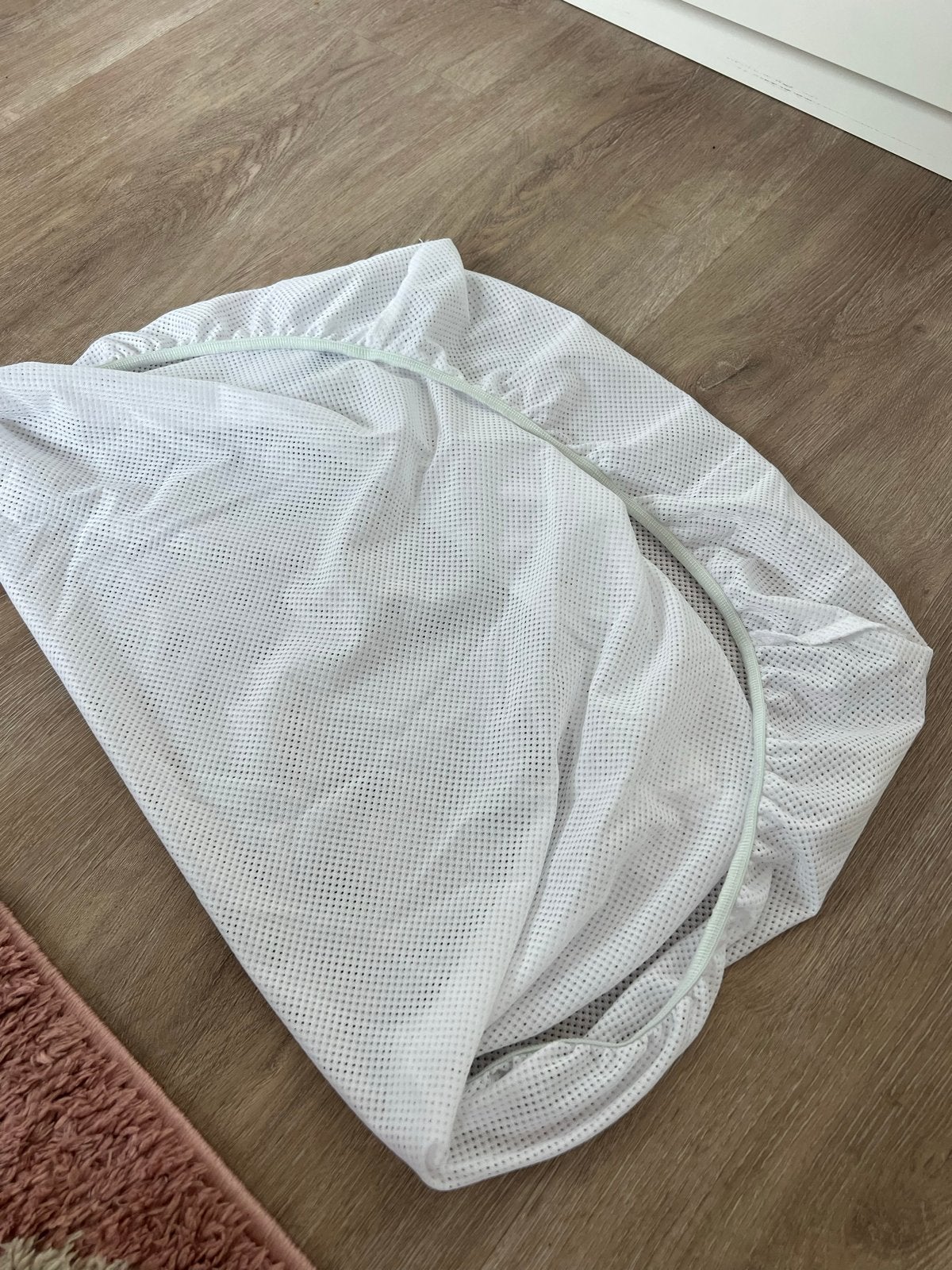Aerosleep hoeslaken 80x50 cm zo goed als nieuw, Jongetje of Meisje, Matrasbeschermer, Wit, Ophalen of Verzenden
