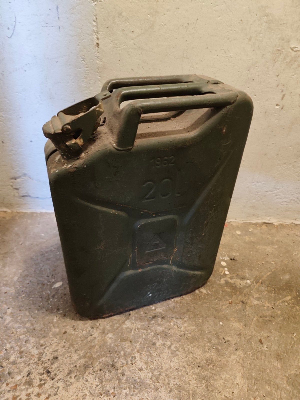 Vintage metalen jerrycan 20L - 1962 - Decoratie/Verzamelaar, Ophalen of Verzenden, Landmacht, Nederland