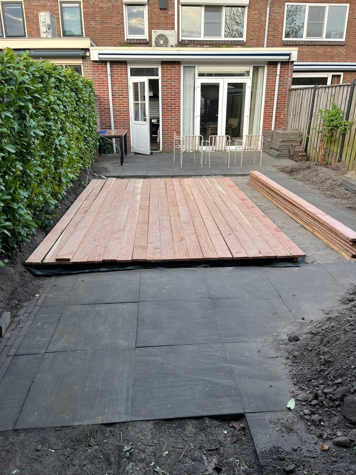 Gratis af te halen: 51 antraciete grindtegels 60x60 cm, Tuin en Terras, Ophalen, Zo goed als nieuw