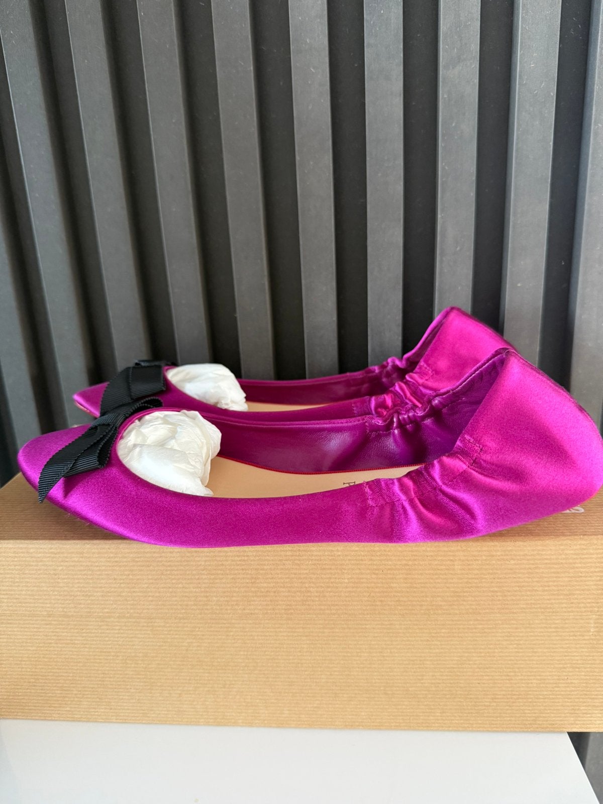 CHRISTIAN LOUBOUTIN New Ballerina Flat Satin Fuchsia 38, Christian louboutin, Nieuw, Roze, Ballerina's